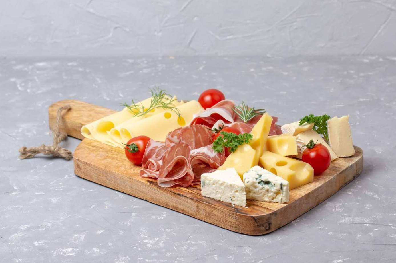 Bon León y su tabla de quesos y embutidos para sorprender a los invitados