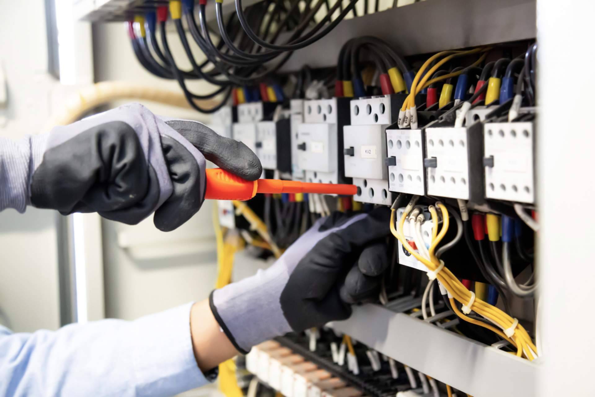 Excelentes ofertas tanto en instalaciones como en reparaciones eléctricas, con Savelec