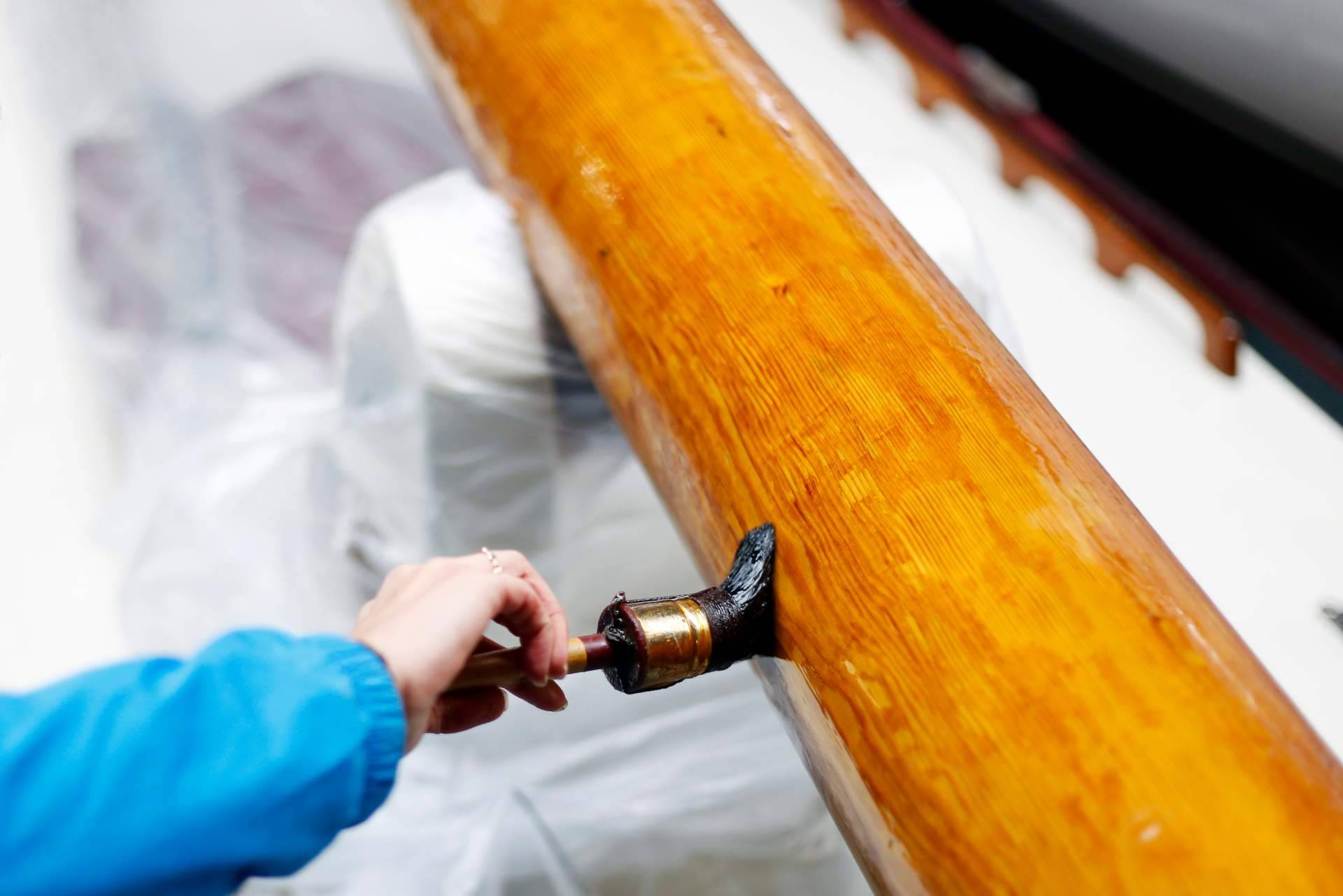 Marine varnish and teak oil permite proteger la madera de los barcos