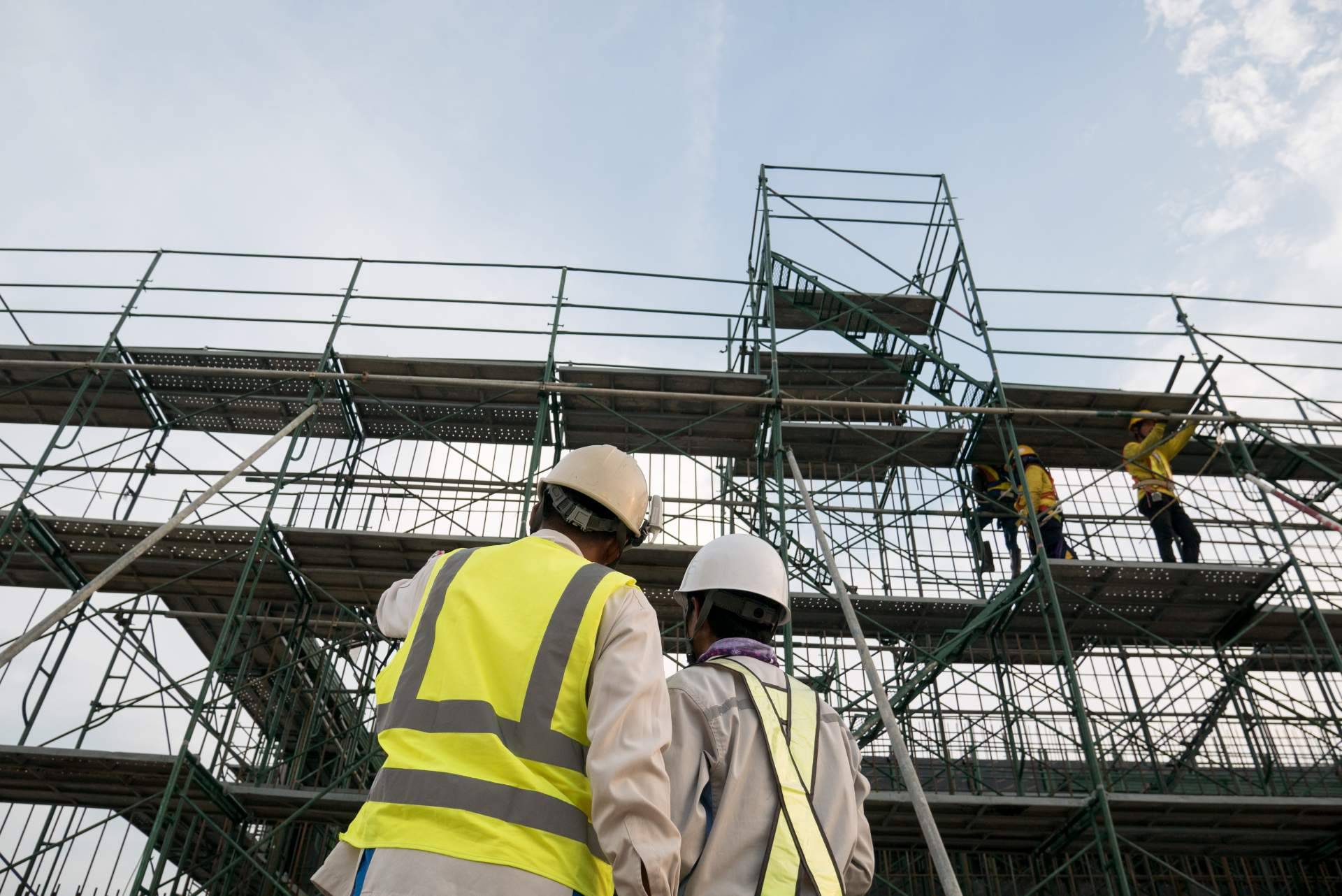 Las ramificaciones legales a las que se enfrentan los contratistas debido a la escasez de mano de obra en la construcción
