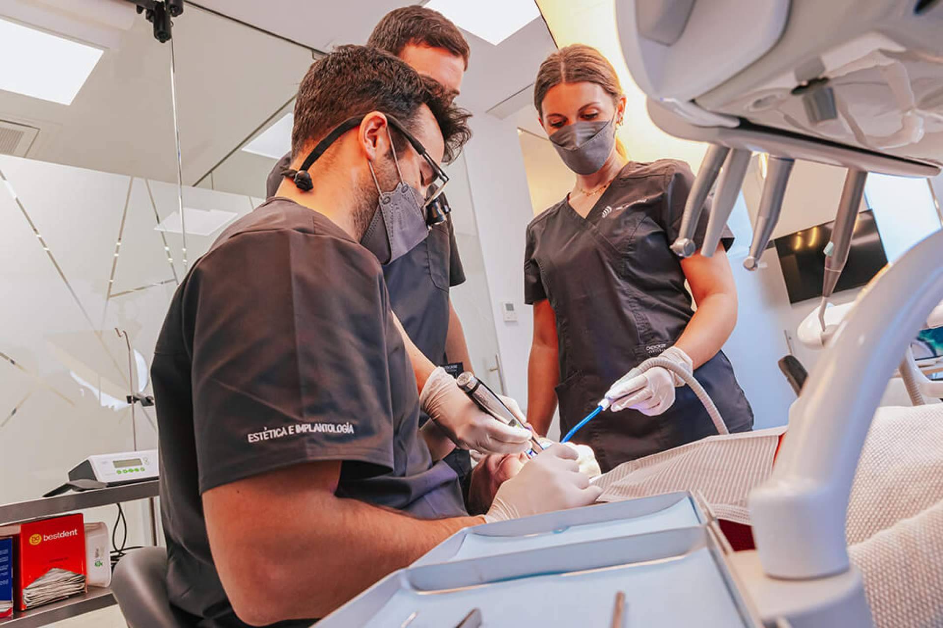 La clínica de Estética e Implantología Dental Dr. Jesús Ruz colocar carillas dentales
