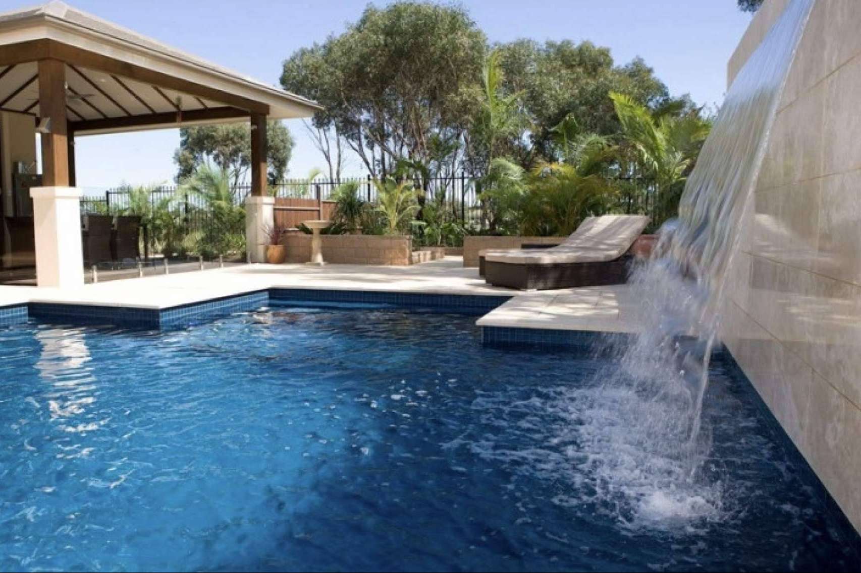 Ambiente relajante con la instalación de cascadas y bombas de agua de Warmpool