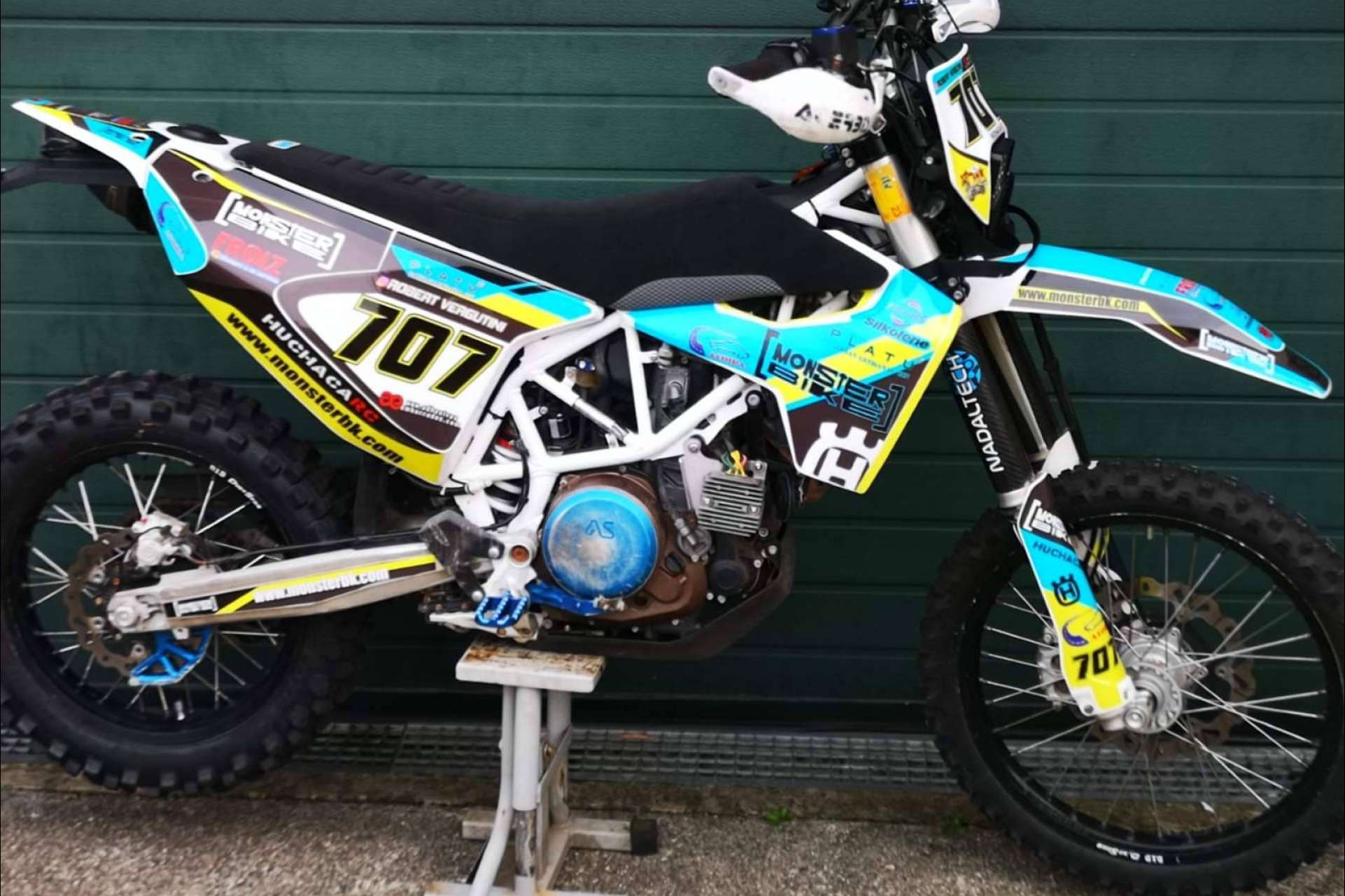 ADHESIVOSEMBARRADOS personaliza los vehículos de dos ruedas en el off road