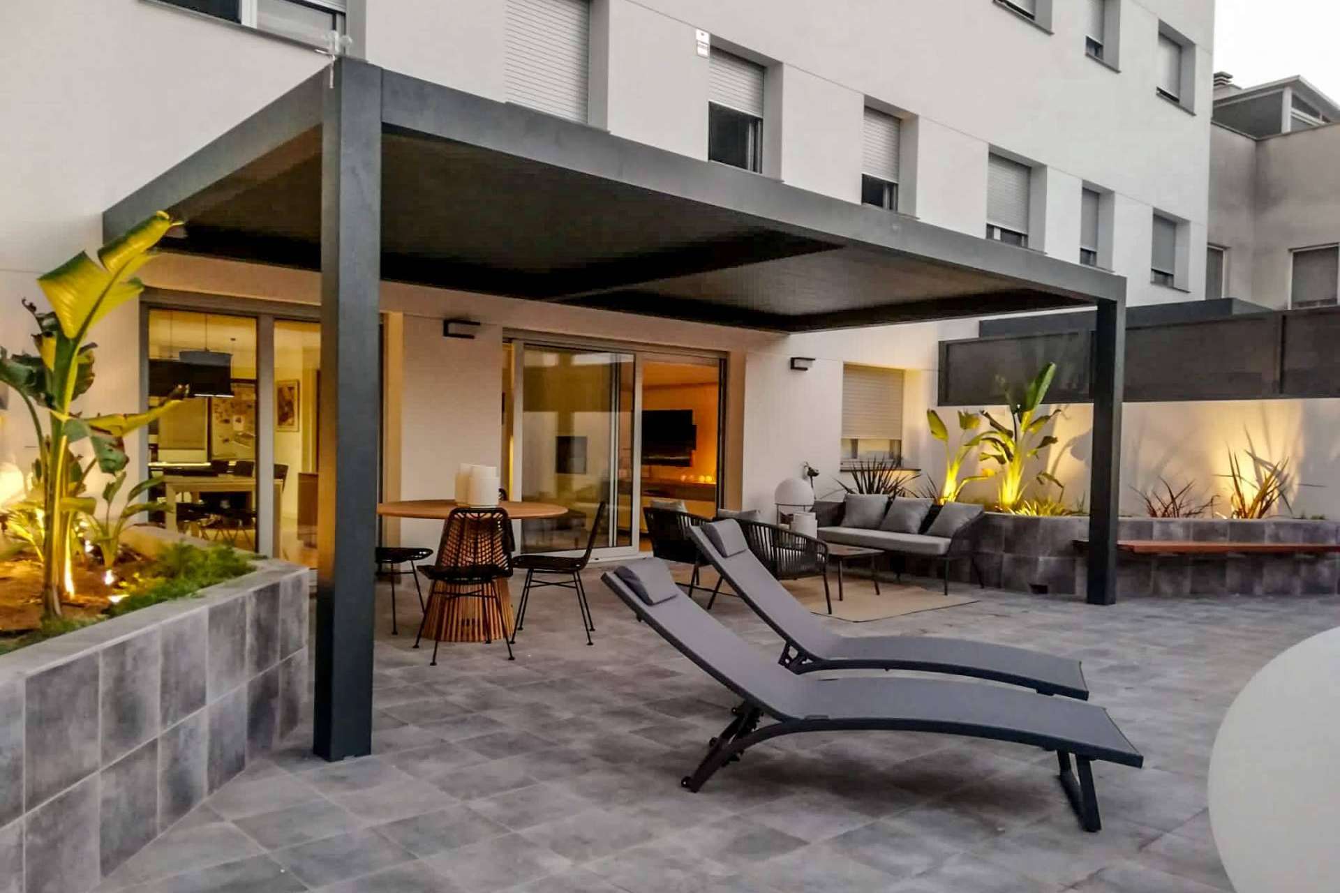 Alustetic dispone de toldo corredero, pérgolas y mosquiteras para el verano
