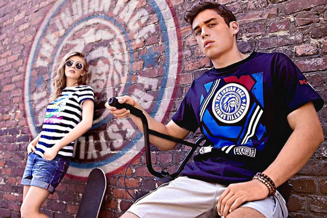 Las camisetas y gafas de sol de la marca The Indian Face triunfan en Chile