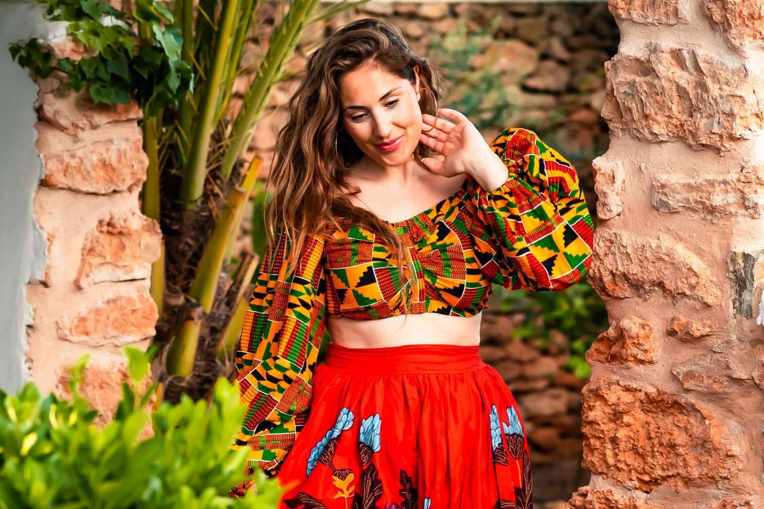 La marca de ropa solidaria Queen Titíne combina diferentes estampados africanos con el estilo occidental