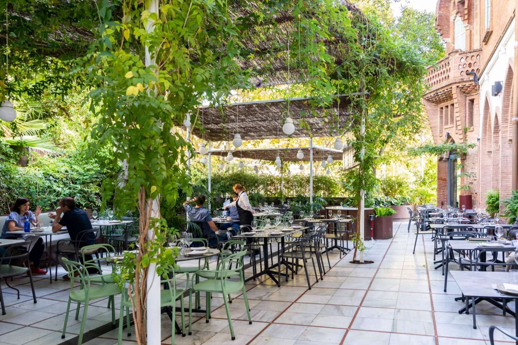 Disfrutar de la gastronomía castellana en jardines y terrazas únicas de la mano de Asador de Aranda