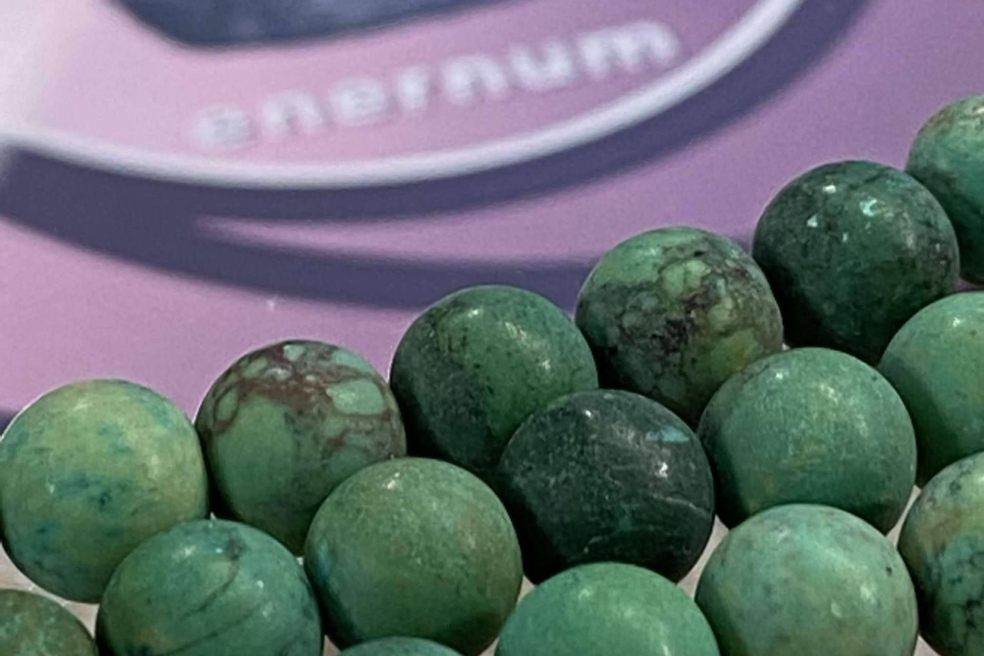 Los enernums elaborados de madera de sándalo y piedras naturales de Enernum