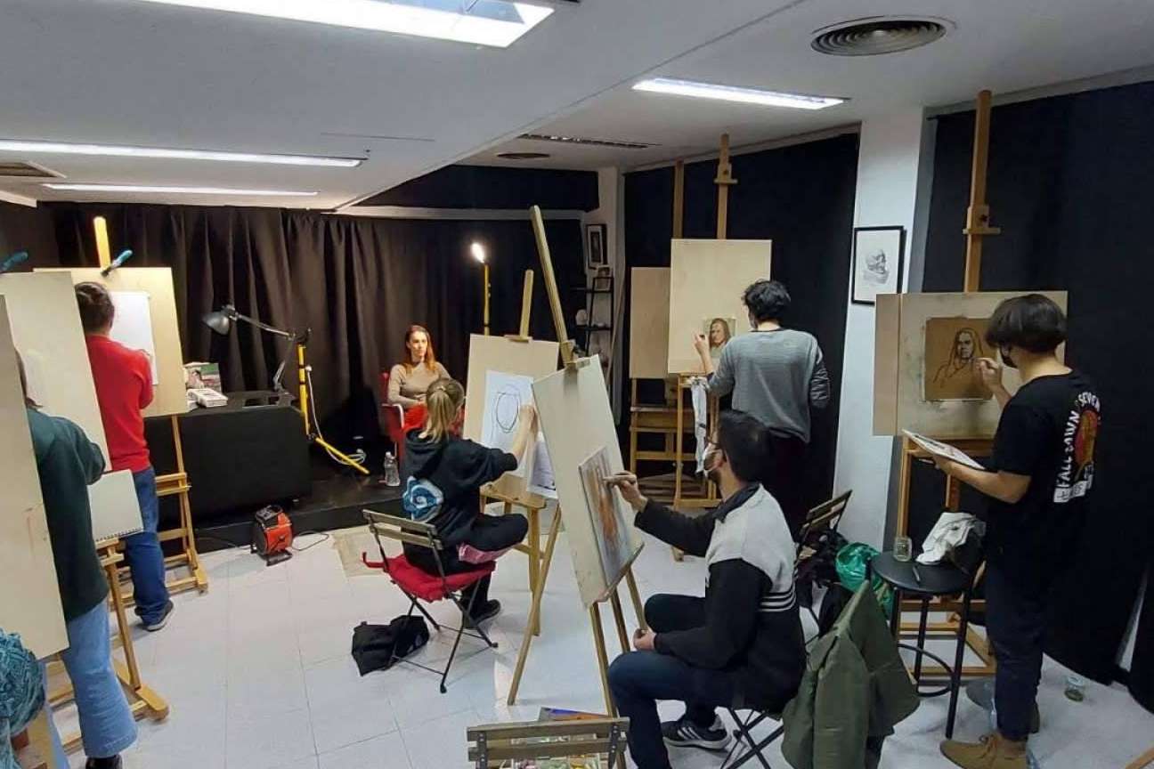 Convertirse en artista a través de los cursos intensivos para adultos en la academia de dibujo y pintura Estudio Ilógico