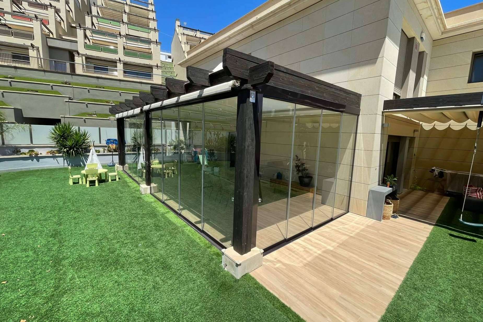 Airclos se suma a la tendencia de las puertas correderas de vidrio sin perfiles