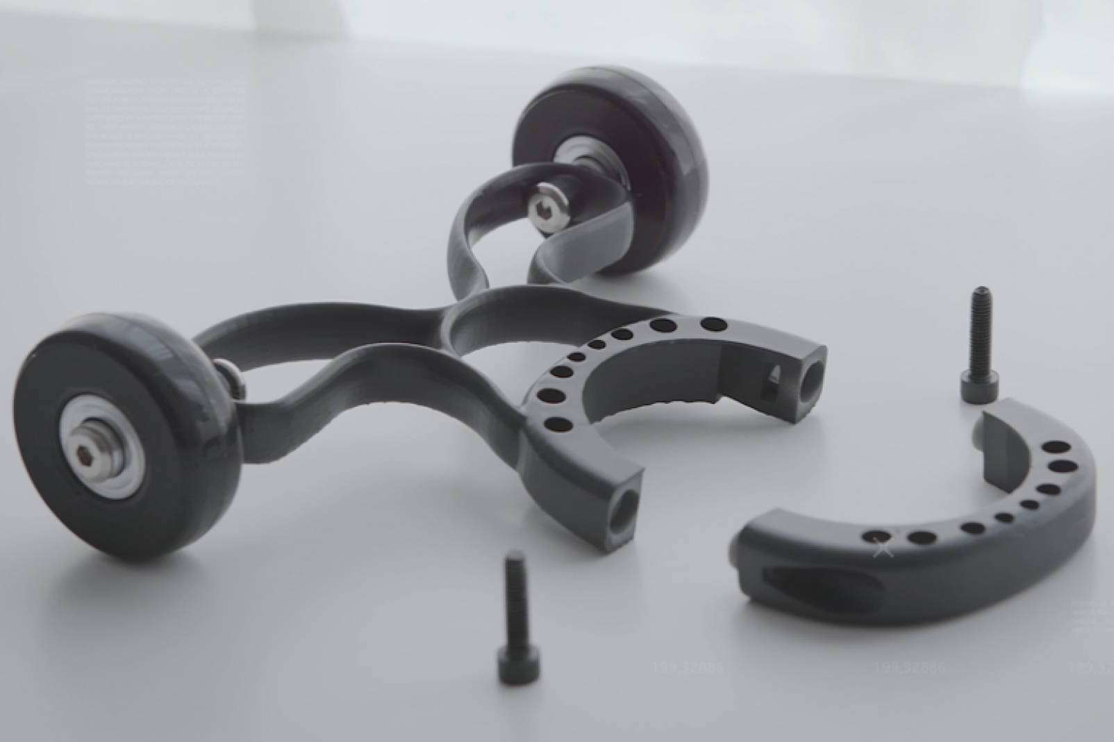 Soporte para patinete eléctrico para guardar y mover en vertical este medio de transporte, con Techmotion Electronics