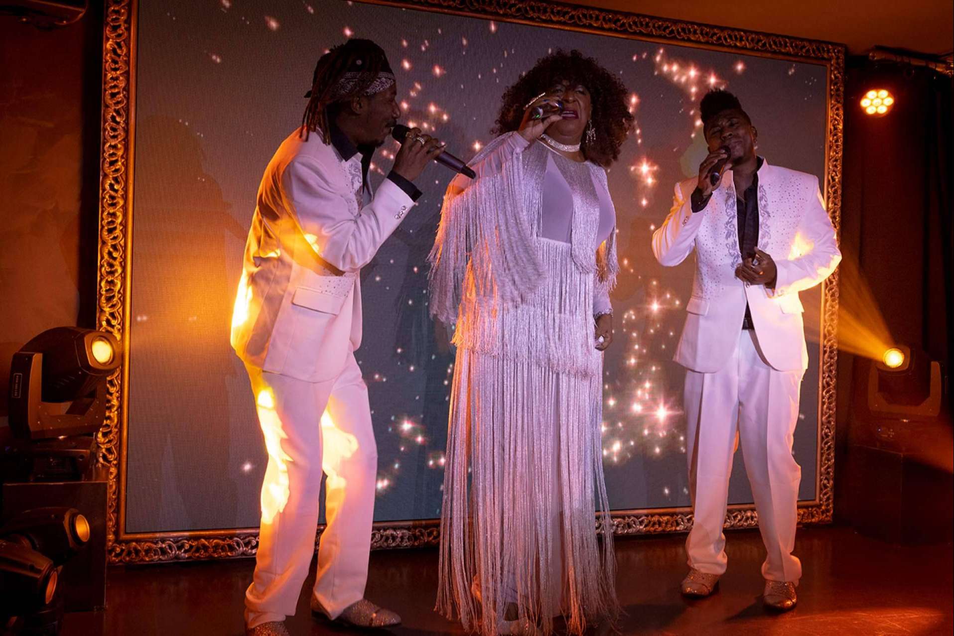 ZAK Rendez Vous, un restaurante que ofrece una experiencia total en la cena con show musical en Sitges