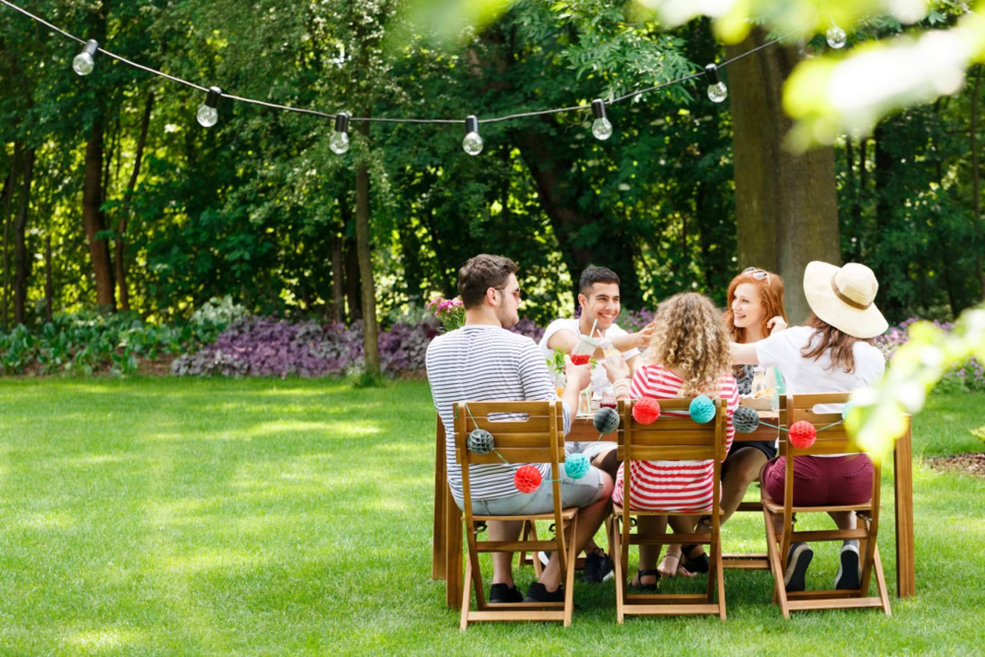 Realizar el riego de jardín con los accesorios de Suministros Industriales Tomás Beltrán