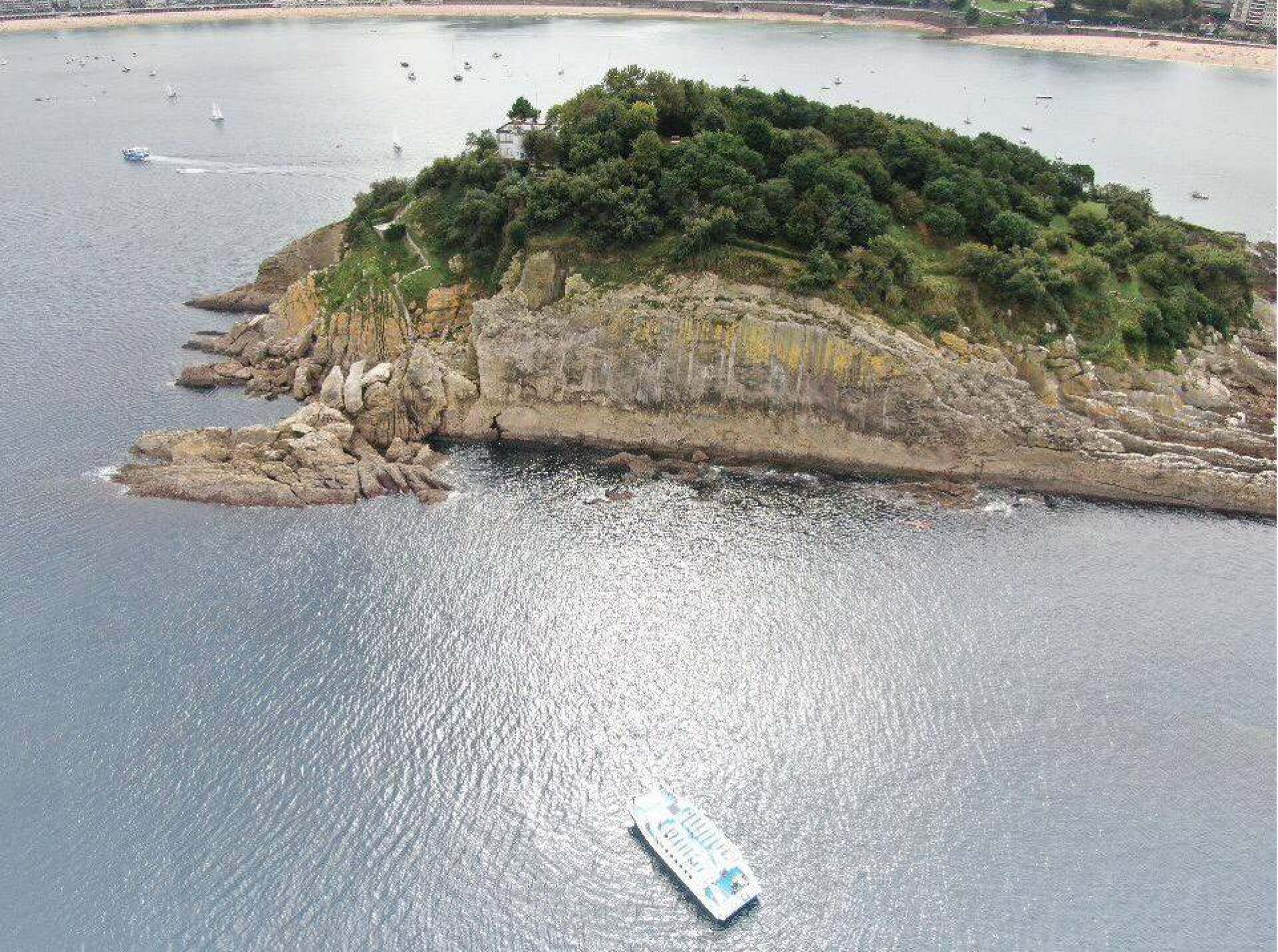 El catamarán de Ciudad San Sebastián permite navegar por la costa donostiarra