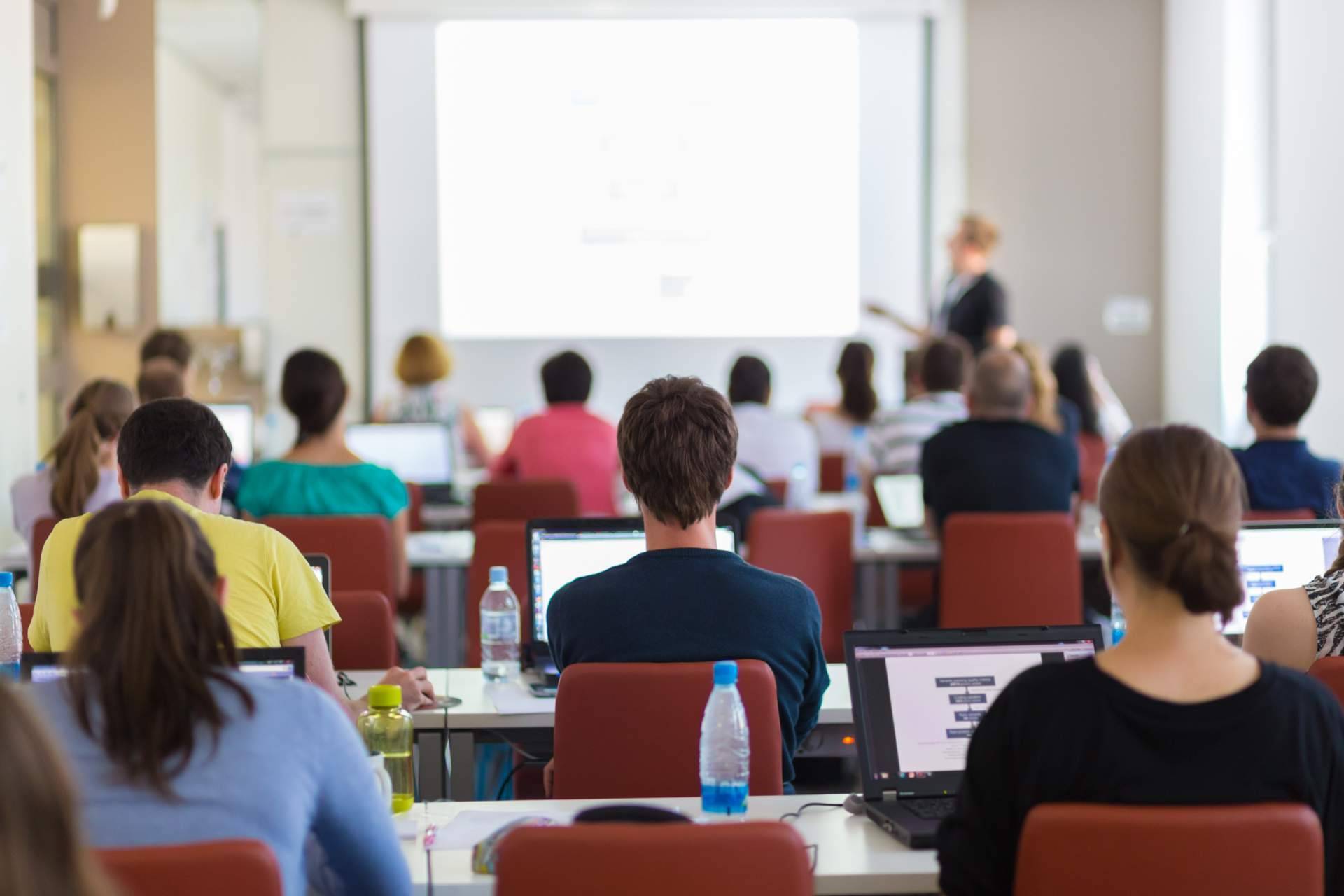 Constanza Business & Protocol School ofrece máster en modalidad semipresencial, presencial y online
