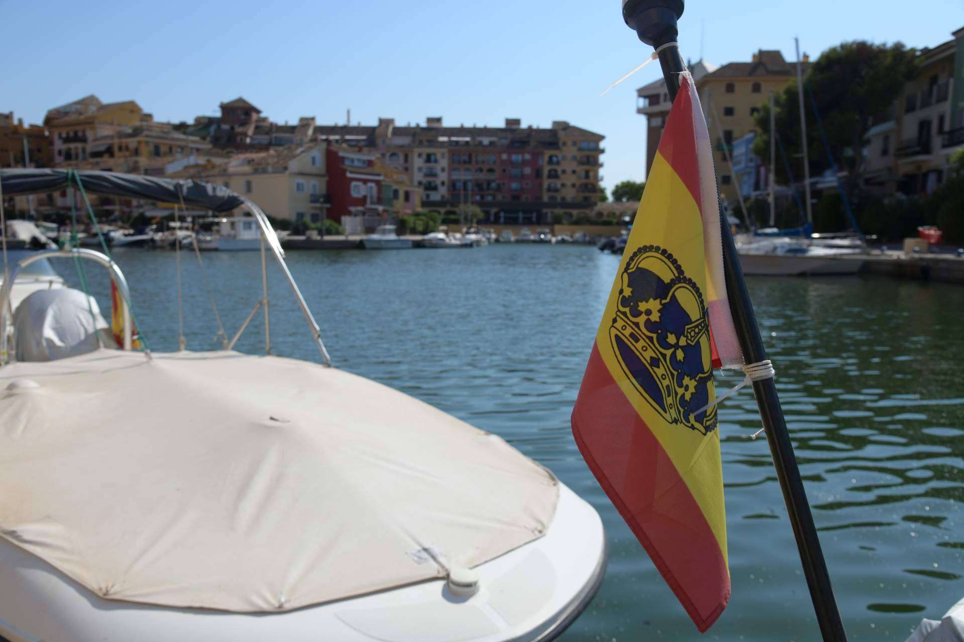 Las astas de bandera se encuentran en el catálogo de accesorios náuticos de Argonautica