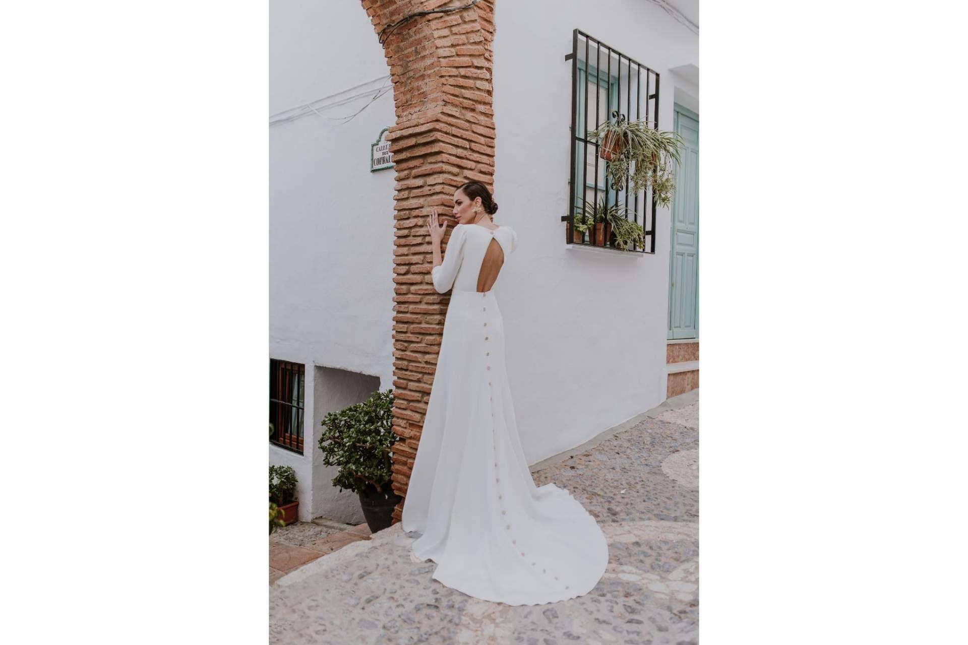 Silvia Fernández personaliza vestidos de novia