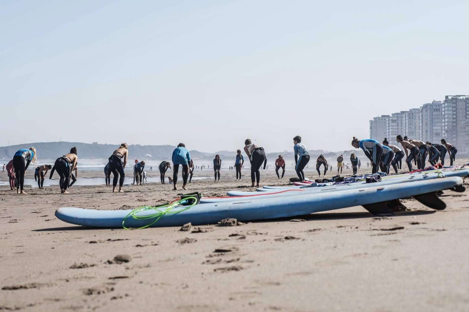 La escuela Family Surfers, Surfcamp Las Dunas, habla de la gran afluencia durante el verano para hacer surf en Salinas de Surfistas