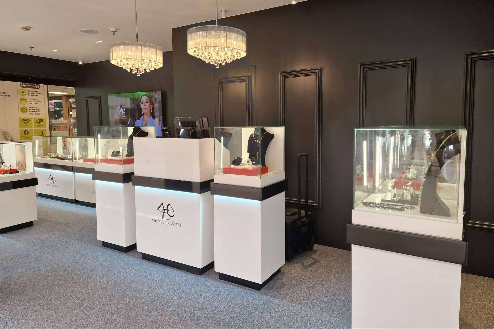 Inauguración de la primera tienda física de Geometrix joyas, una marca en plena expansión