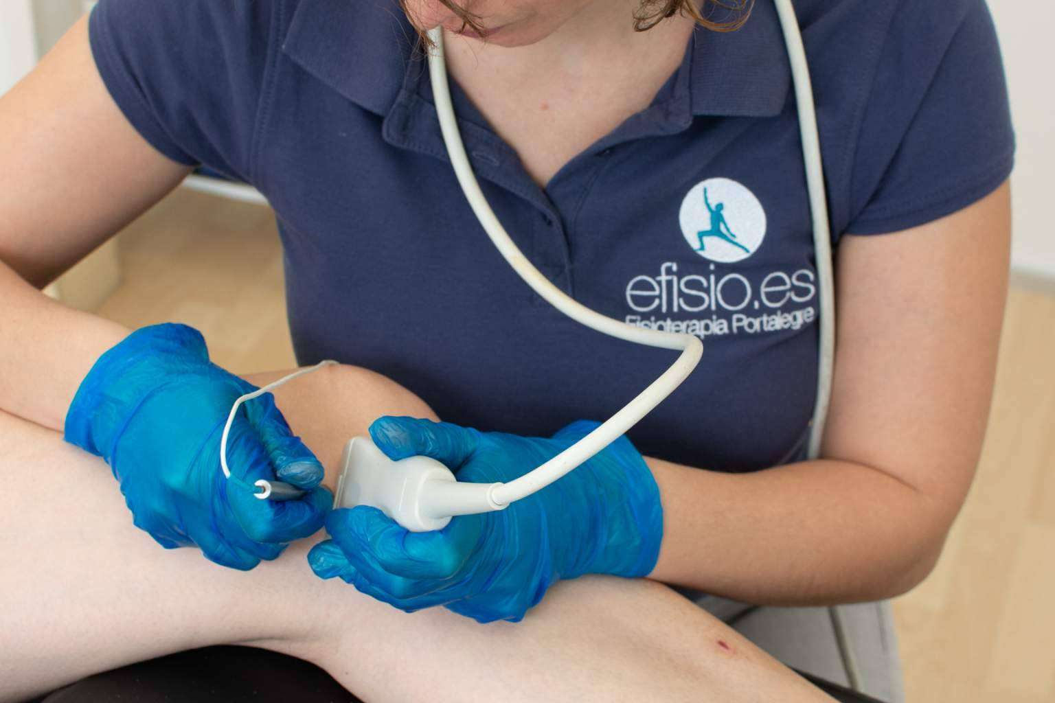 Tratamiento de fisioterapia de la rodilla, de la mano de las clínicas eFISIO