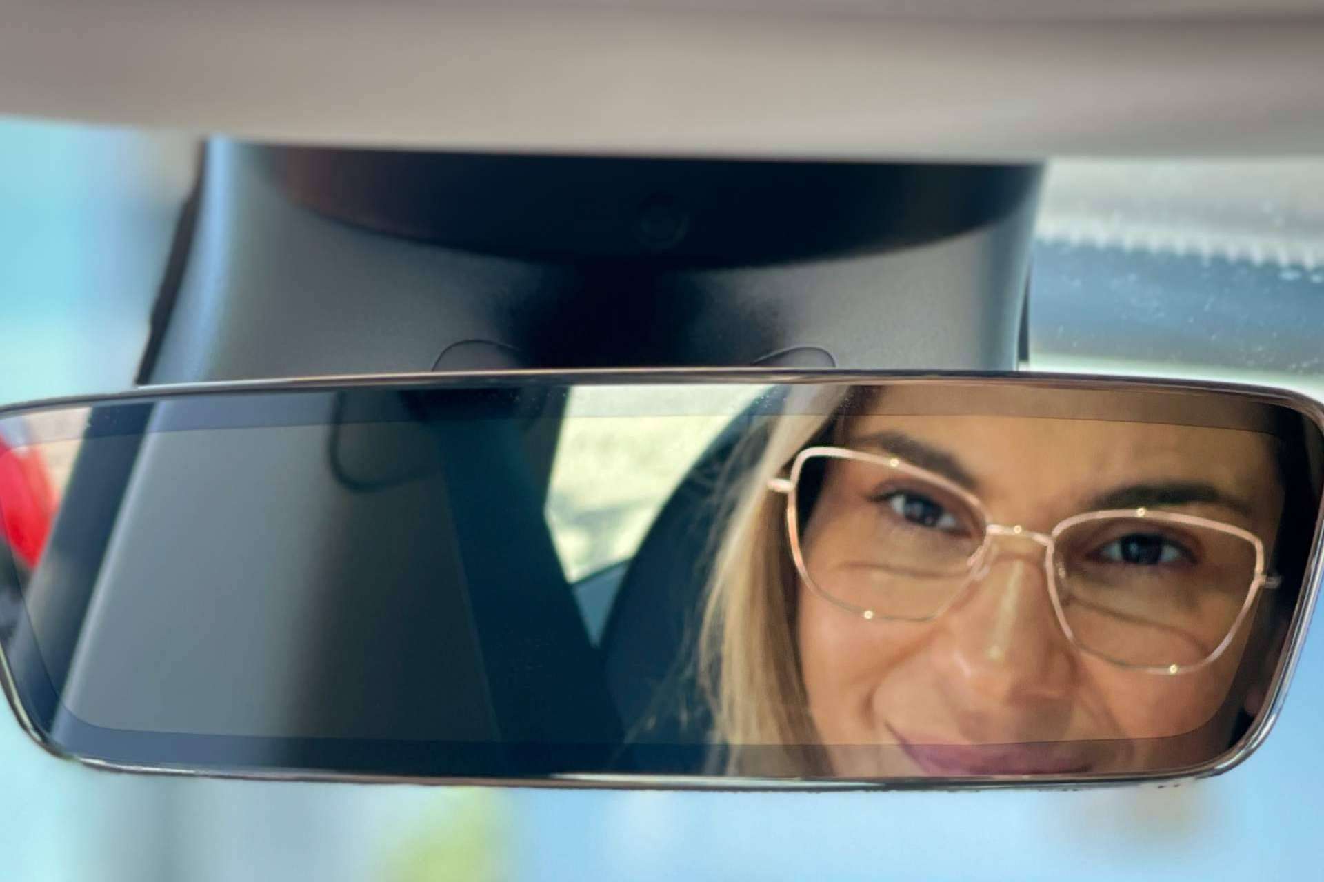 Los consejos más importantes a tener en cuenta para conducir con gafas, por Carolina Lober y Confortauto
