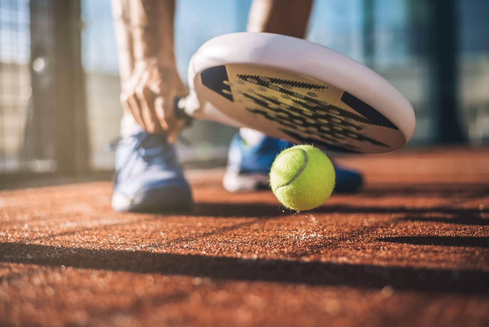 SPORT AND TREND señala que el pádel es un deporte de moda entre todas las edades
