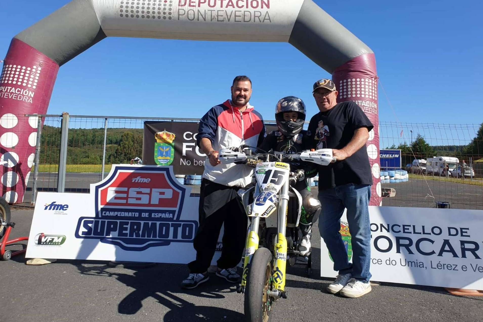 Marc Moñinos Esteve, con el patrocinio de la clínica capilar Élite Capilar, lidera por el momento el Campeonato Nacional de Supermoto 85cc