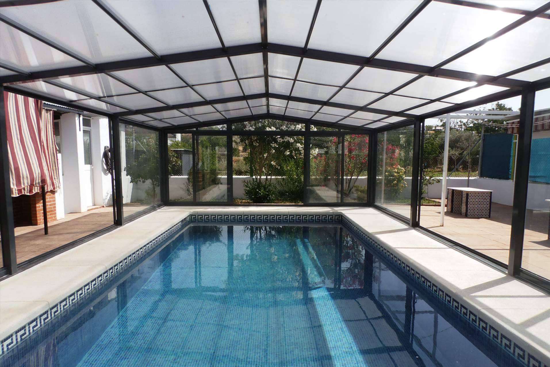 Cubiertas de piscina en vidrio de seguridad, disponibles en COVERTTO
