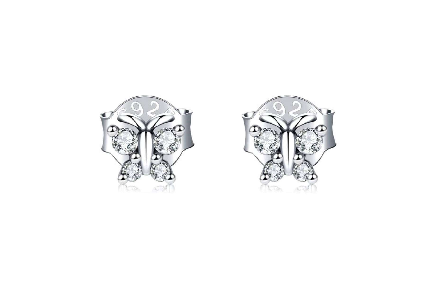 Los pendientes minis son ideales para crear looks versátiles, en Le Petite Marie