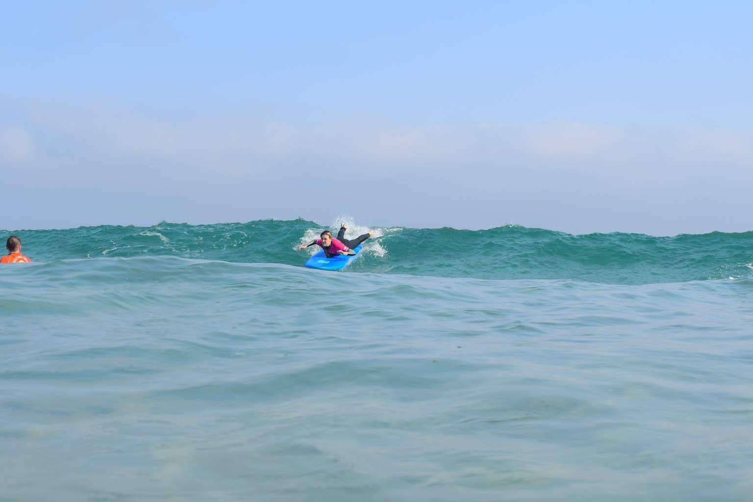 ¿Qué ofrece Watsay Surf School en sus campamentos de surf para aprender en verano?