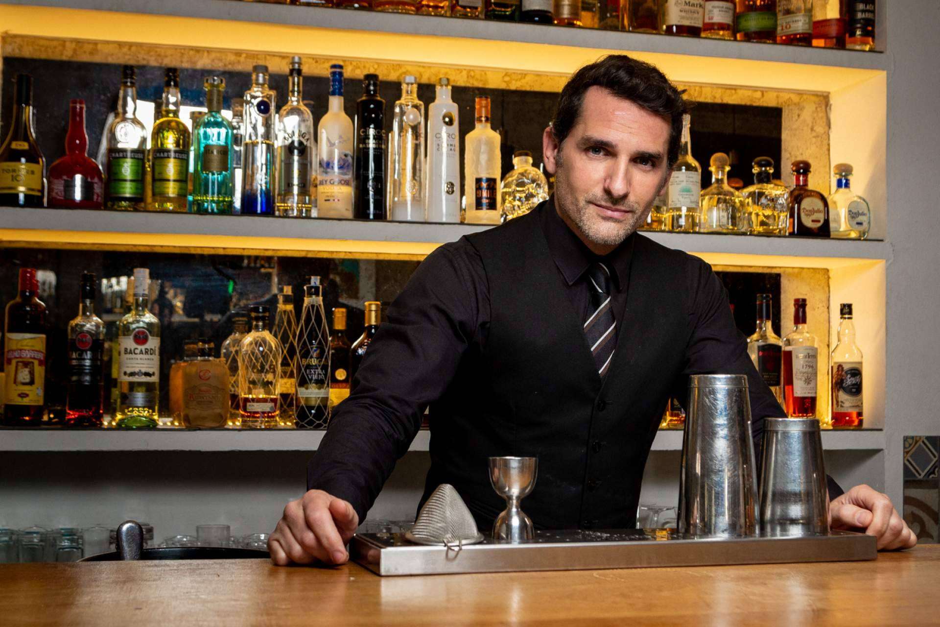 Los estudiantes pueden asegurarse un buen futuro con el curso de bartender profesional de la ESCOM