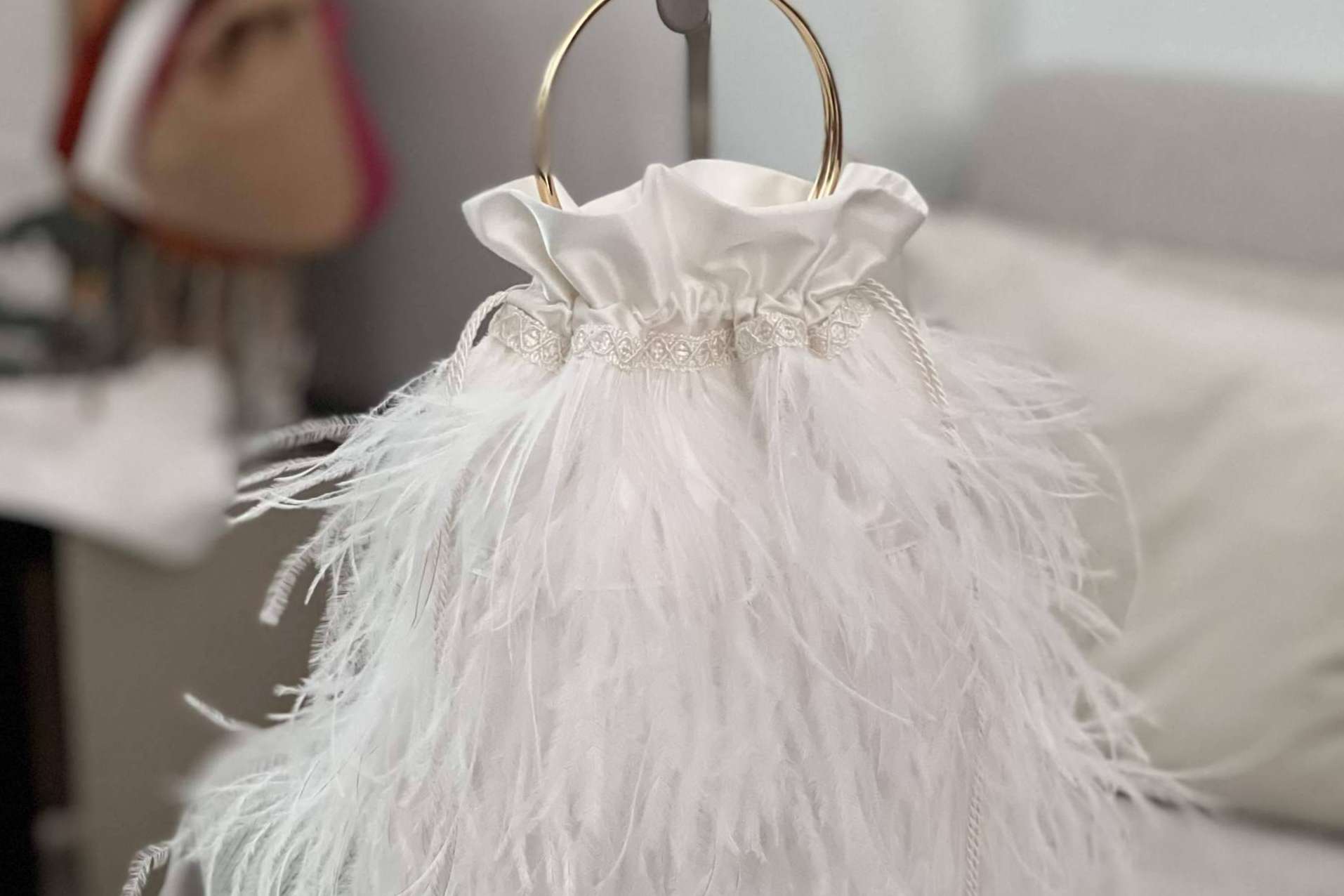 La versatilidad de los bolsos bombonera para novia de la firma de moda Carmen Fernández Complementos