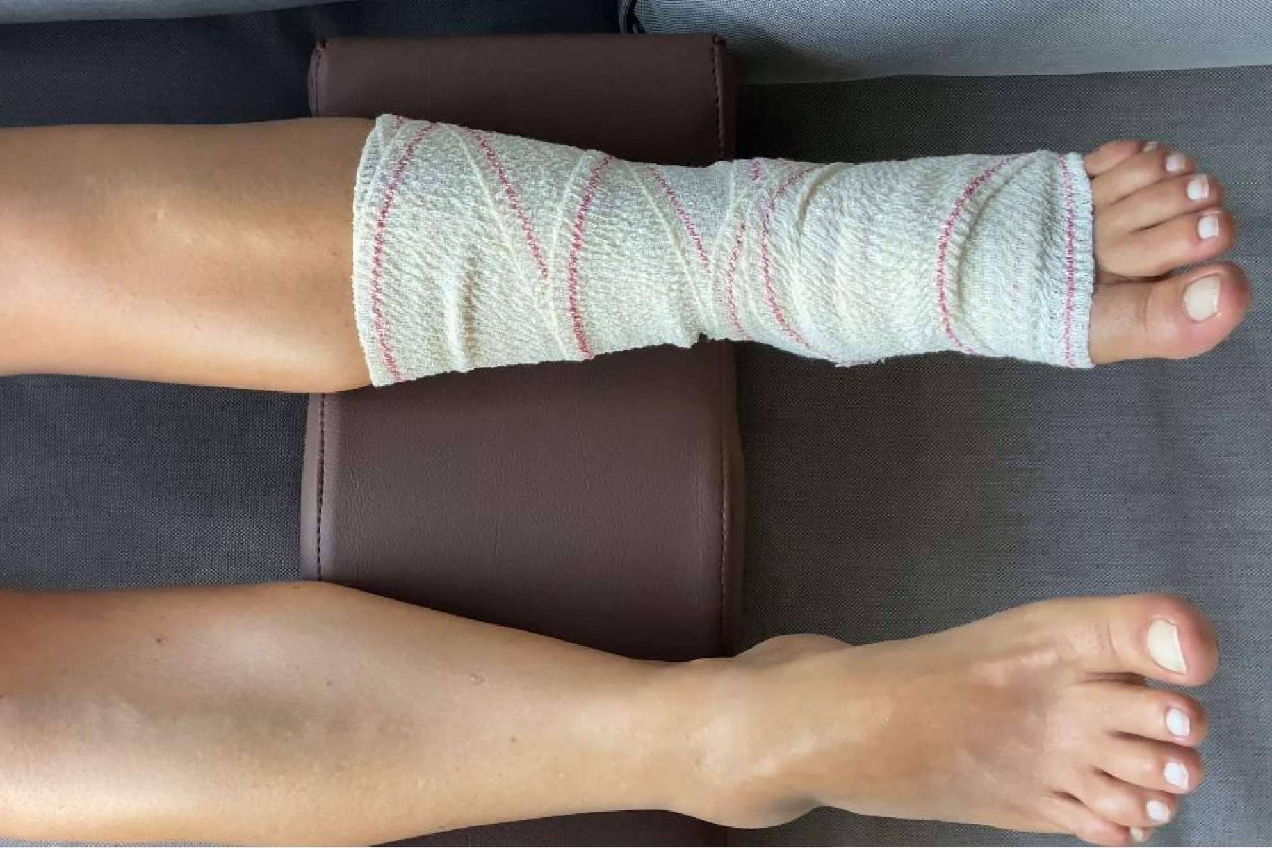 Los beneficios que aporta usar una almohada elevadora de piernas