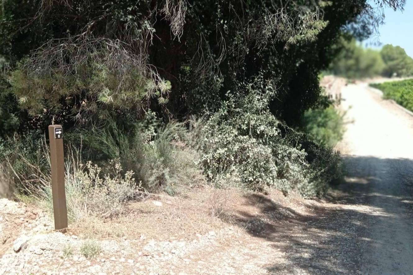 Abadecom dispone de balizas de plástico reciclado para el montaje y la habilitación de senderos rurales