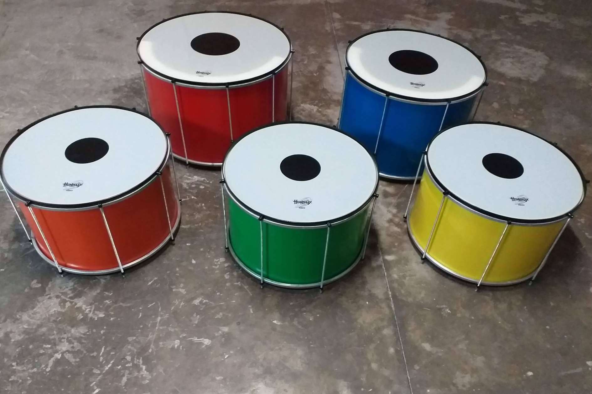 ¿Cuál es el papel del surdo en la percusión brasileña?