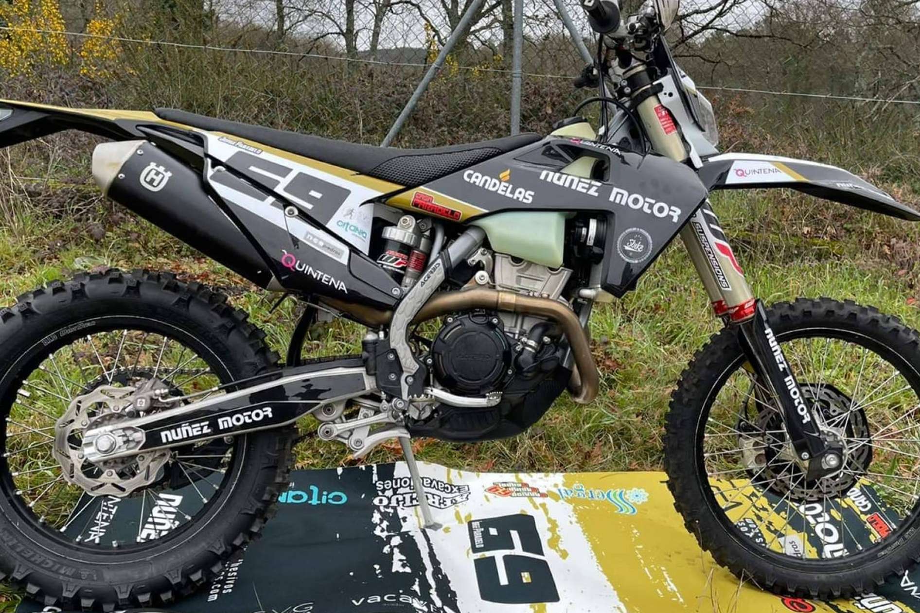 Plásticos y adhesivos para motos offroad, en ADHESIVOSEMBARRADOS