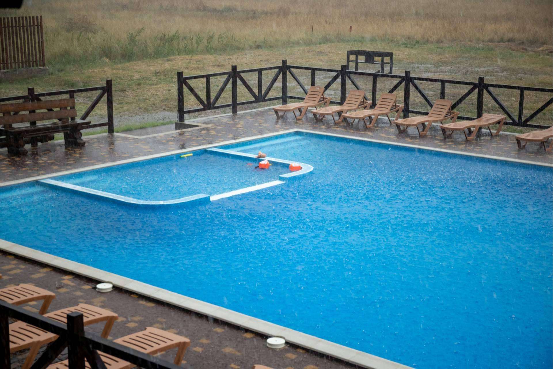 Lluvia de arena roja en la Costa Blanca ¿Qué hacer para que el agua de la piscina vuelva a estar cristalina?