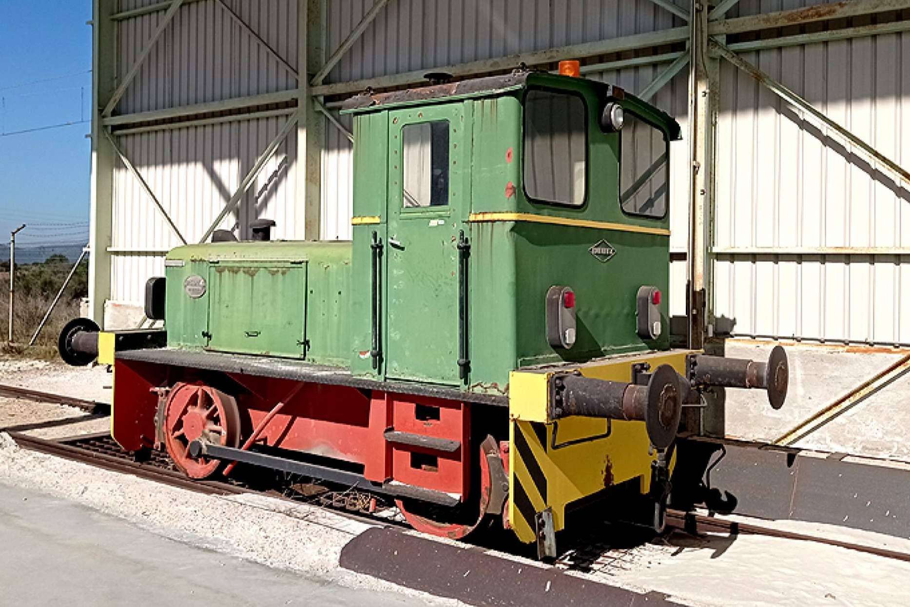 La Fundación del Patrimonio Ferroviario rescata una locomotora histórica de Saint Gobain