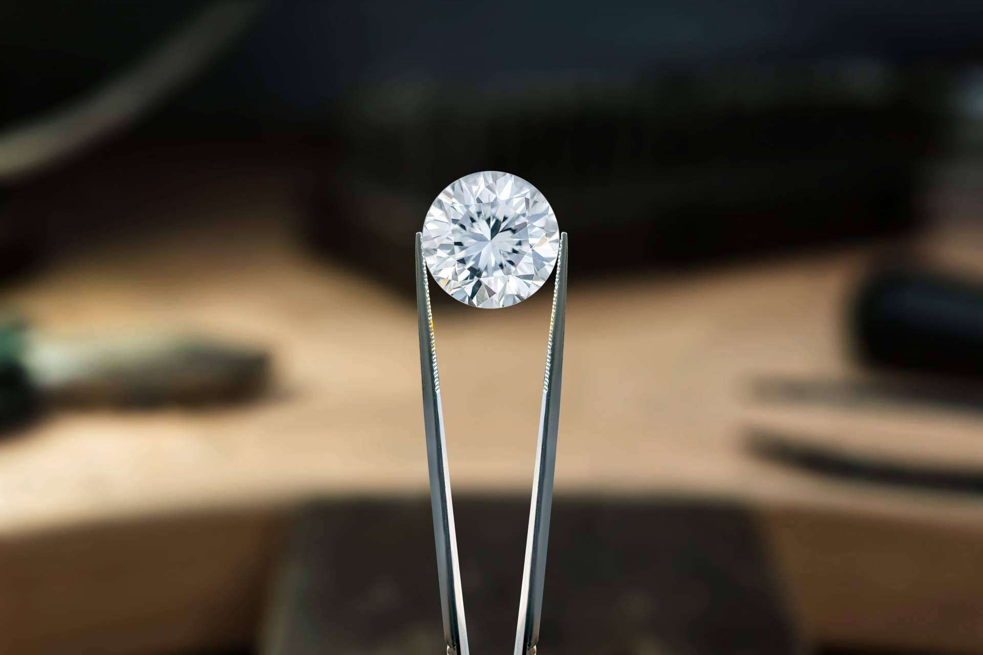 ¿Por qué elegir un anillo de compromiso de oro blanco?