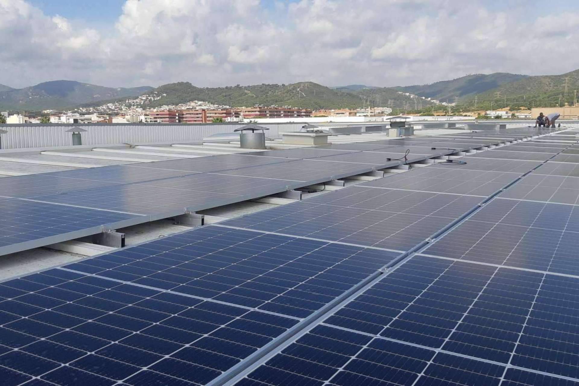 Culminación de la primera fase de instalación de las placas fotovoltaicas de Scent Emotions