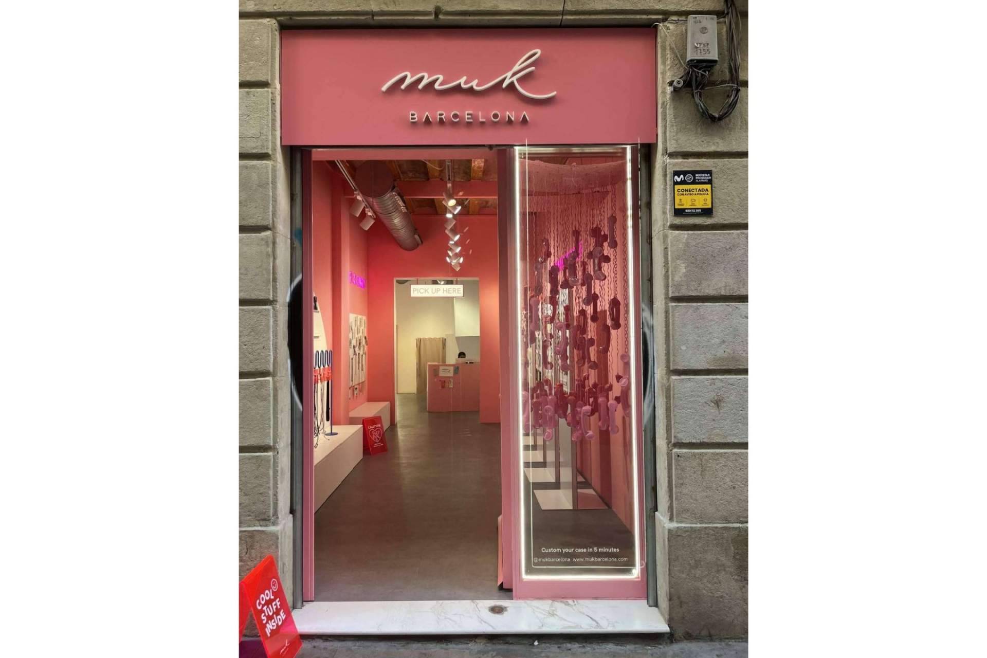 Nueva tienda de Muk Barcelona en el centro de Barcelona, para personalizar la funda del móvil en solo 5-10 minutos