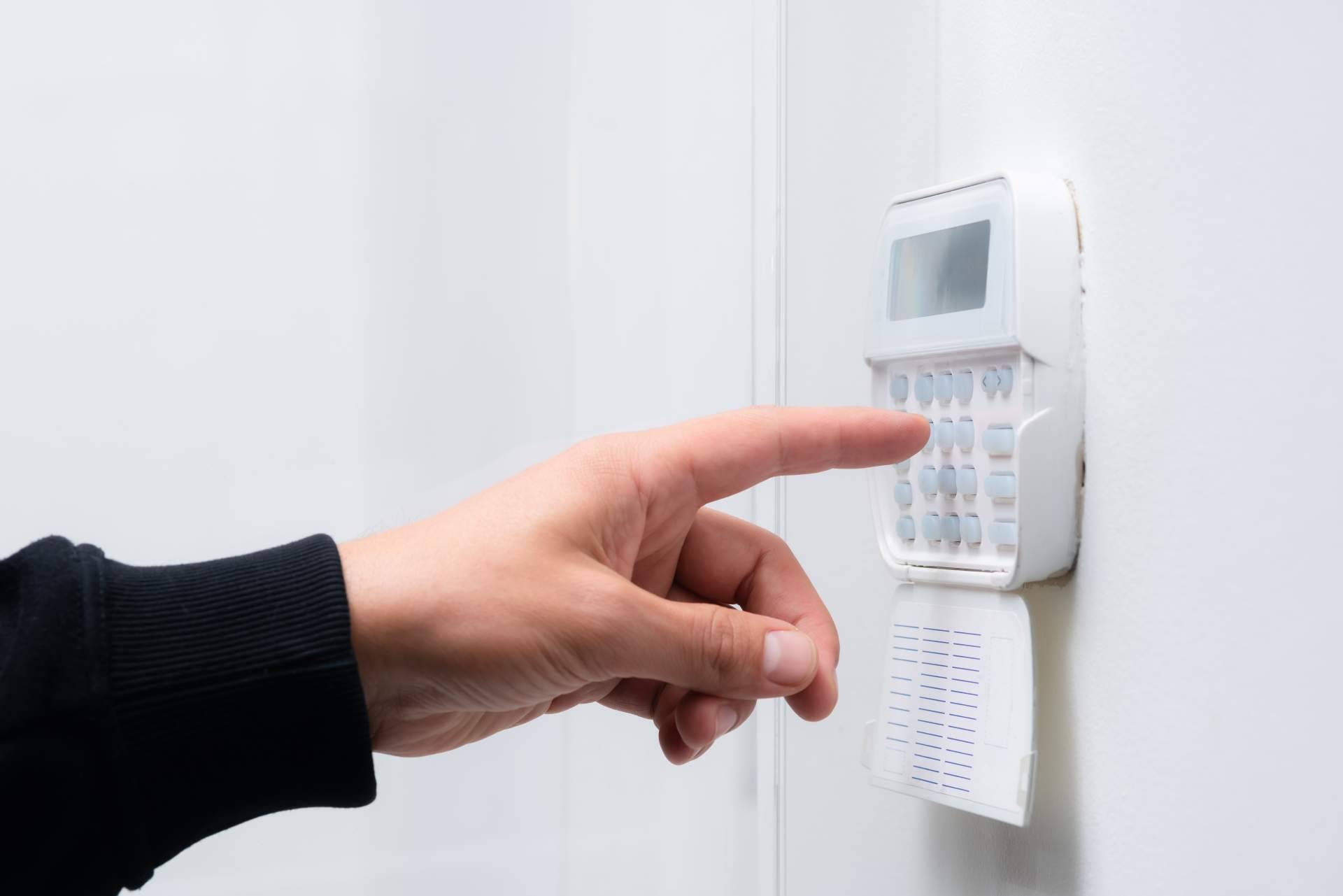 Urban Asesores Inmobiliarios instala alarmas para evitar ocupaciones en casas a la venta