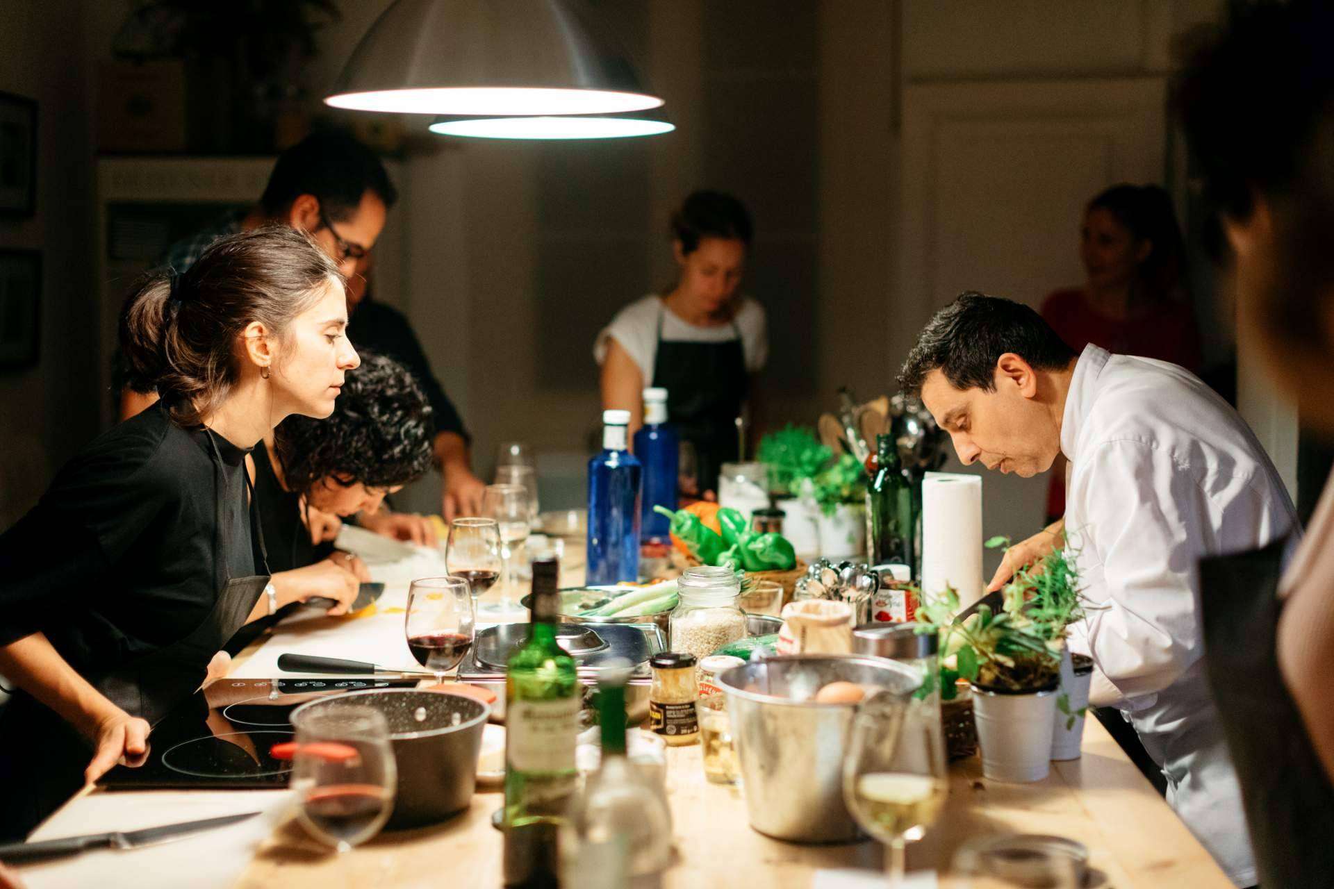 Taller de Cocina en Just Royal BCN para hacer de la típica comida navideña de empresa una experiencia única