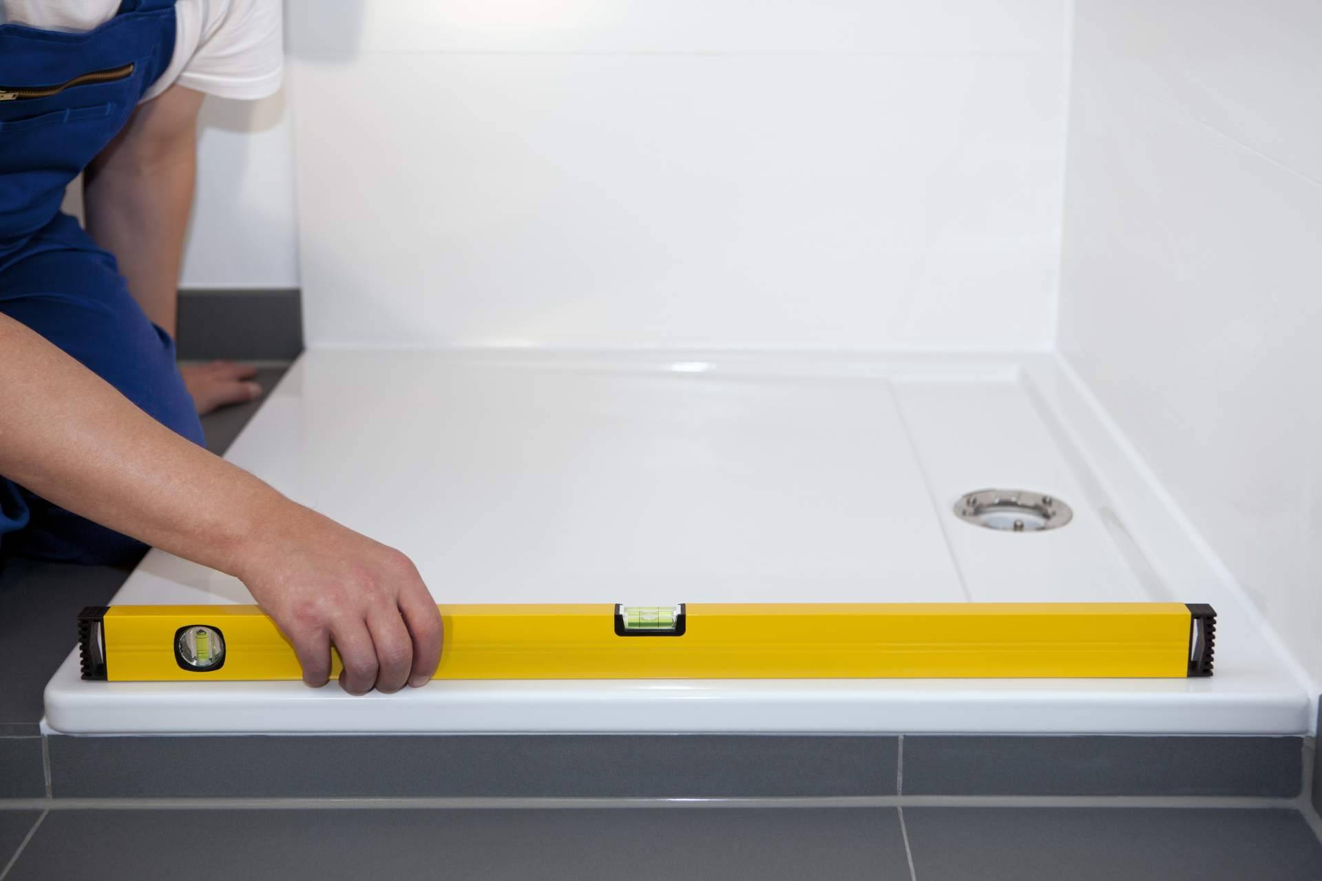 Instalar un plato de ducha en lugar de una bañera aporta beneficios significativos
