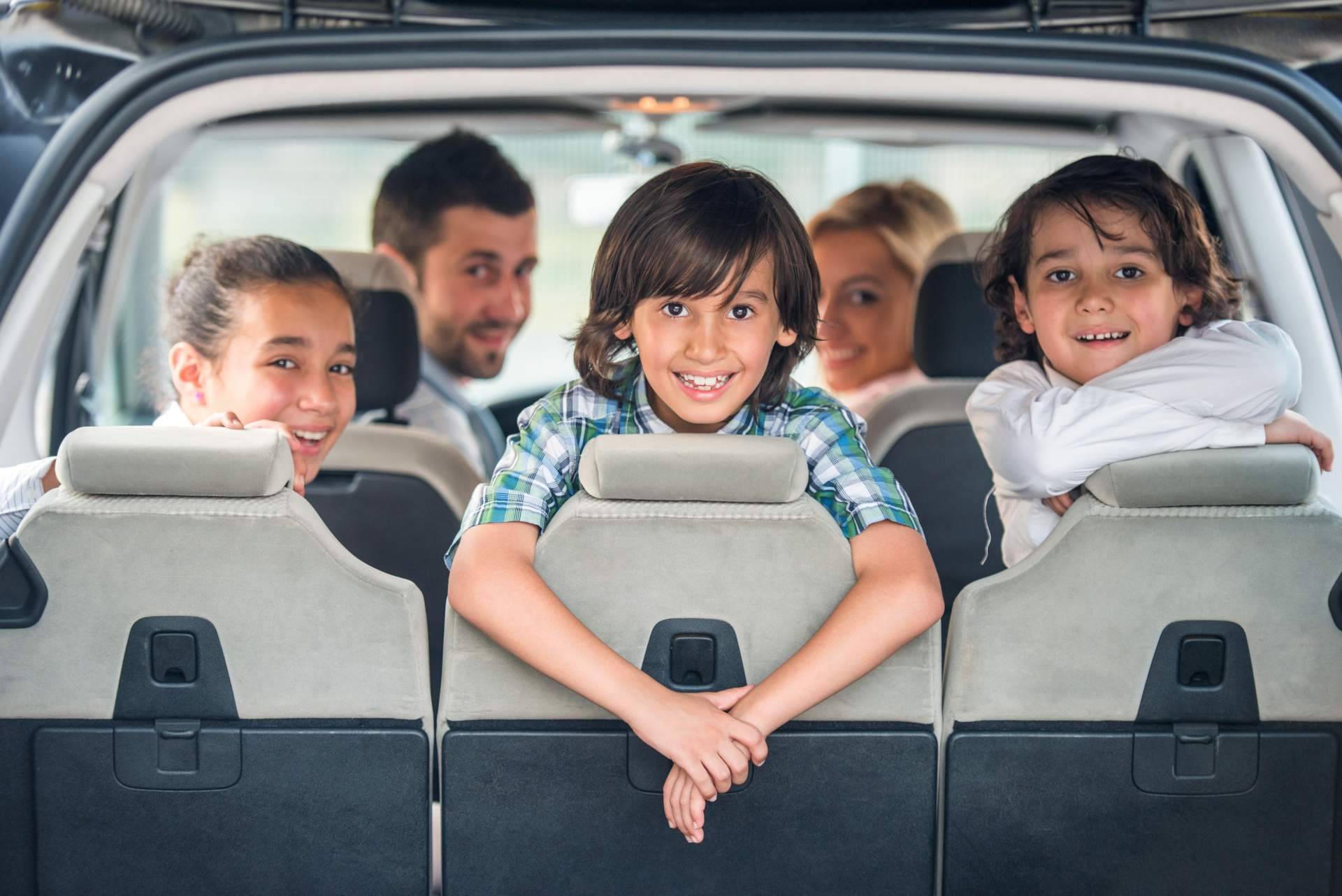 ¿Qué beneficios ofrece el sistema de Cartrack a familias y particulares?