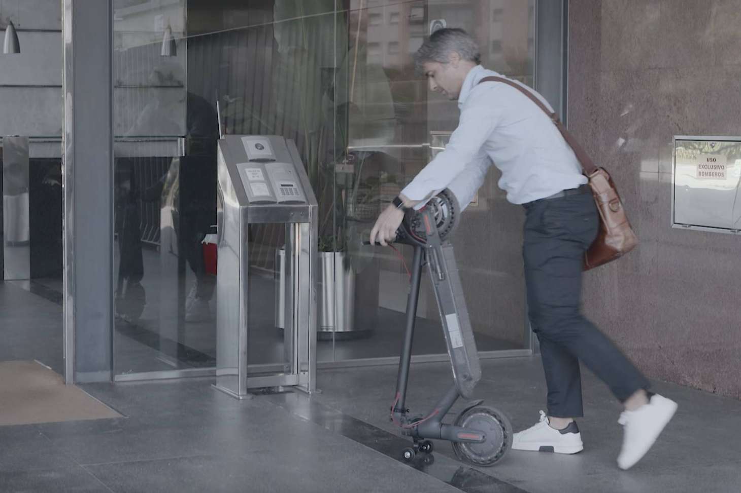 El soporte de Techmotion Electronics para patinete eléctrico facilita su transporte en el transporte público