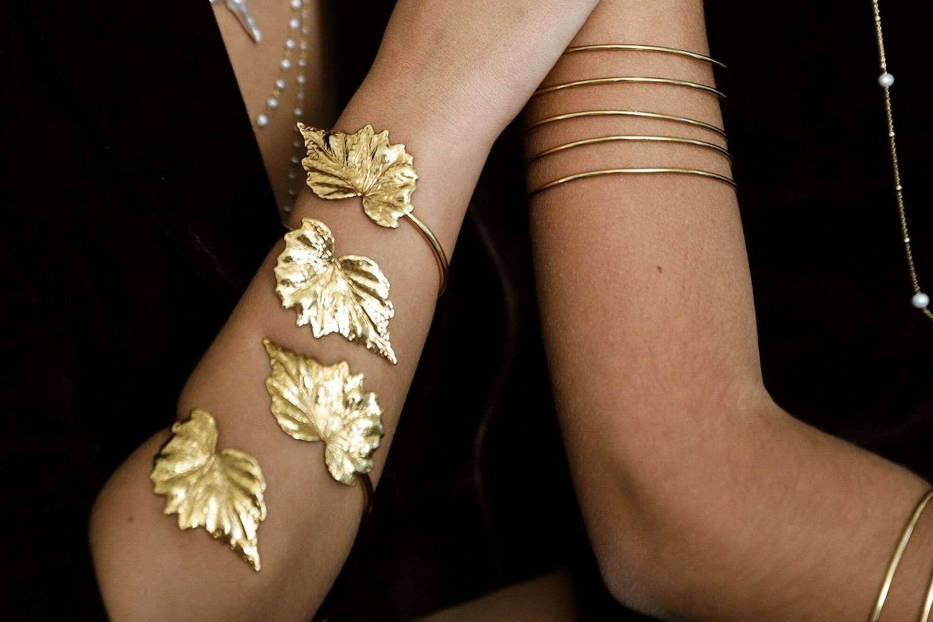 La tendencia en los looks de 2023, brazaletes y chokers