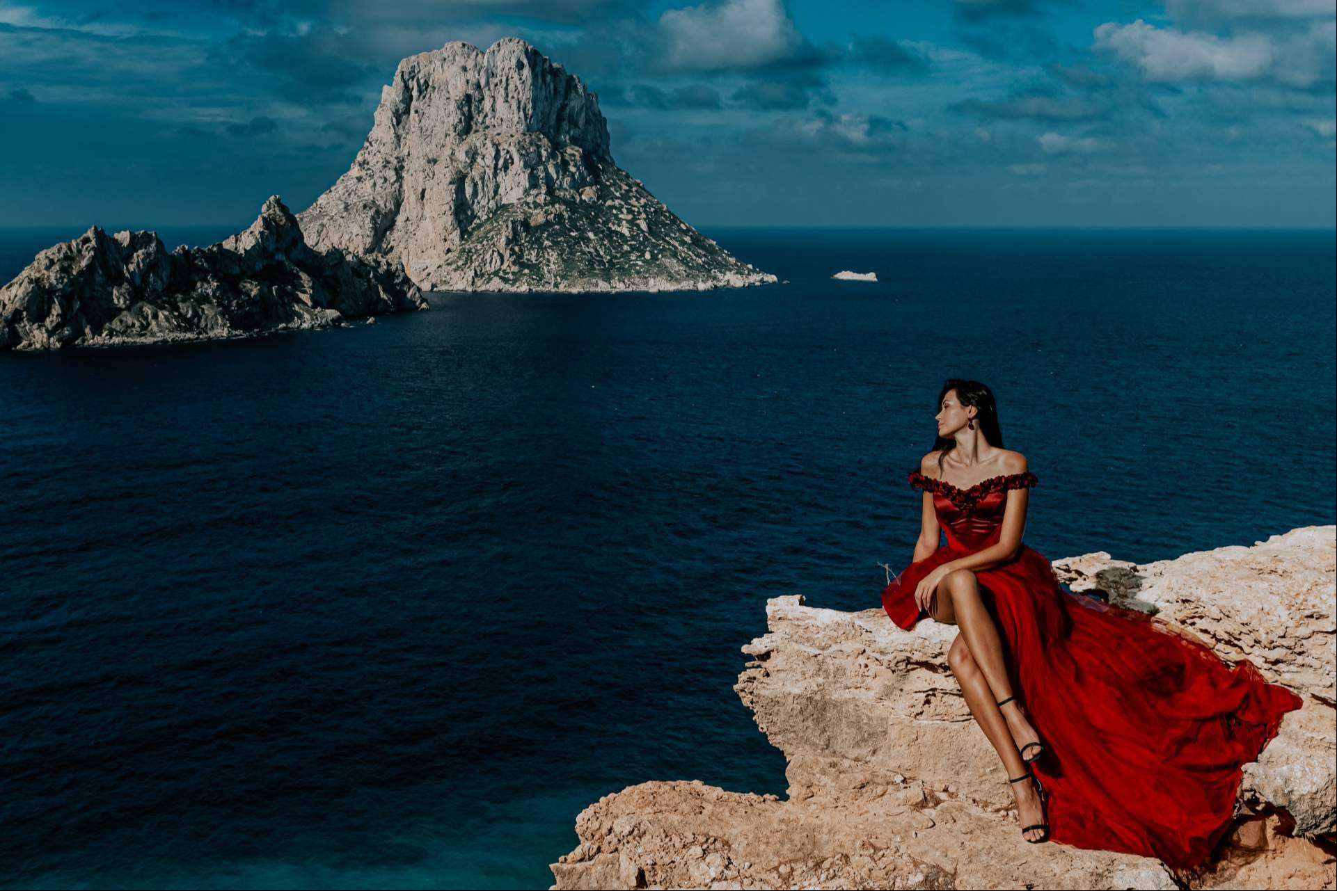 La diseñadora de moda de la marca de vestidos Lazita Couture está influenciada por los viajes y el amor