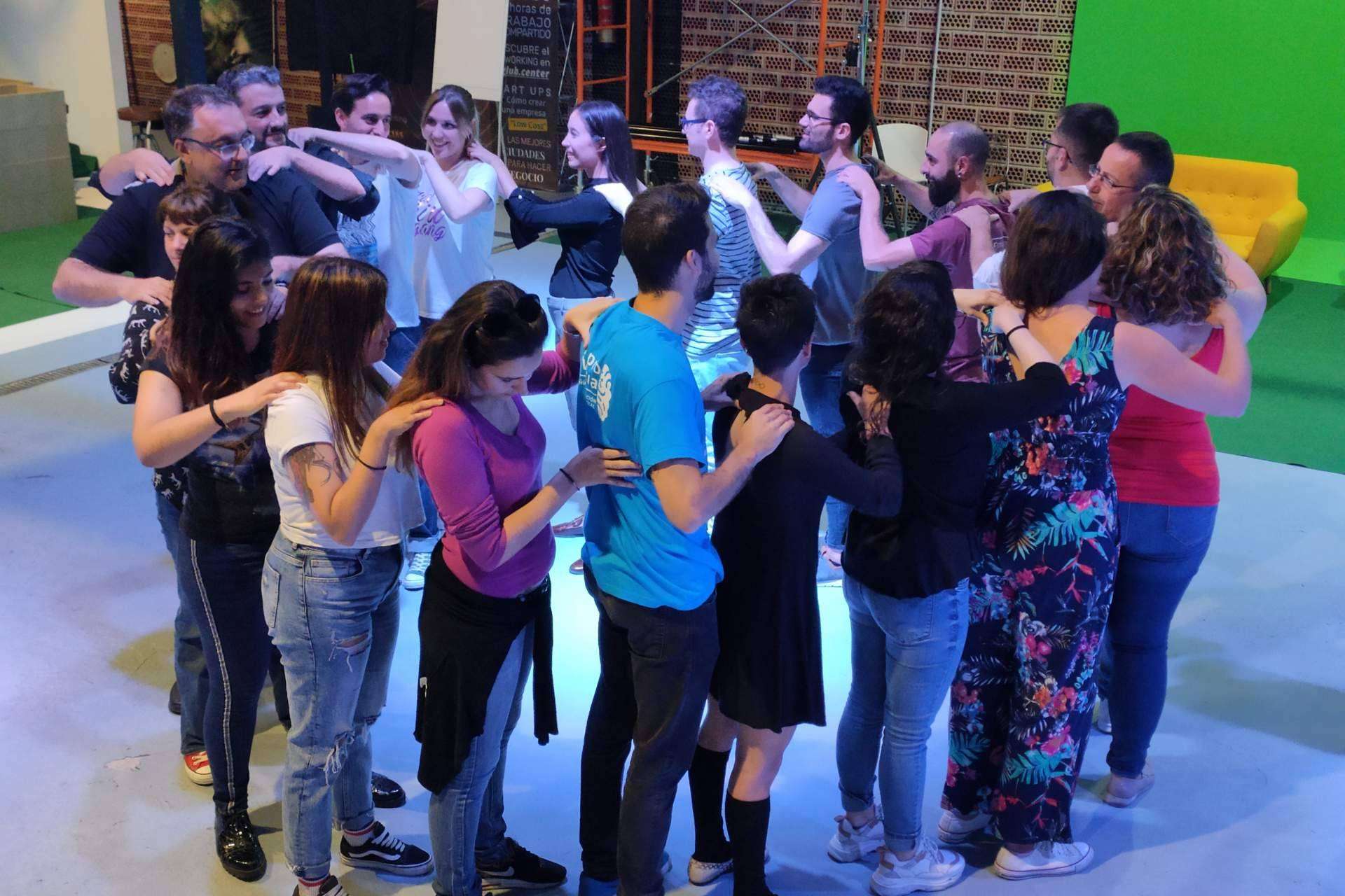 Crear historias sin guion previo, gracias a la escucha activa, el trabajo en equipo y la creatividad, con ImproVivencia