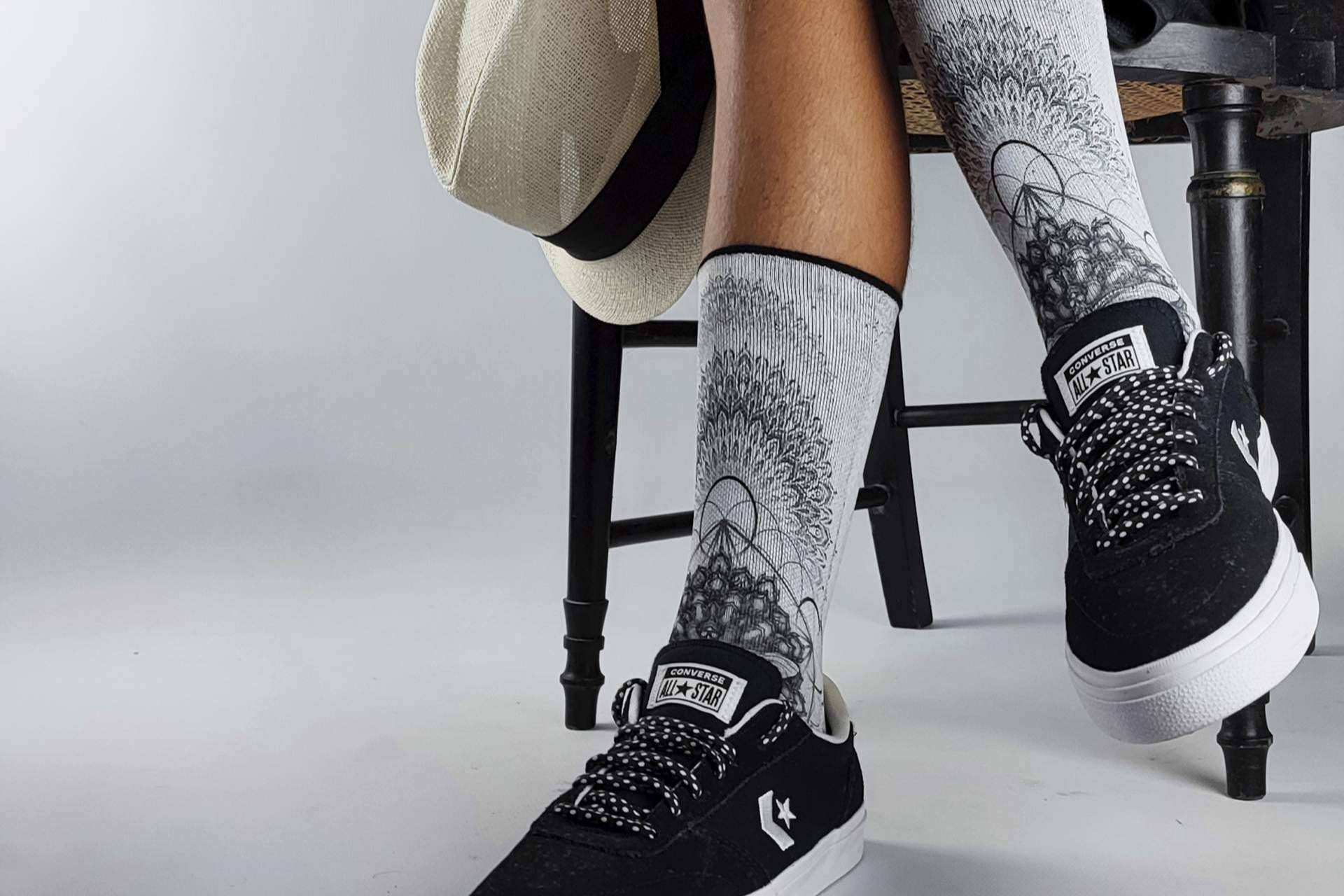 Vestir arte urbano con los calcetines divertidos de la marca ISOKISI